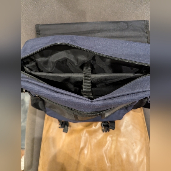 NHL Toronto Maple Leaf convertible backpack Messenger Bag - Picture 12 of 14